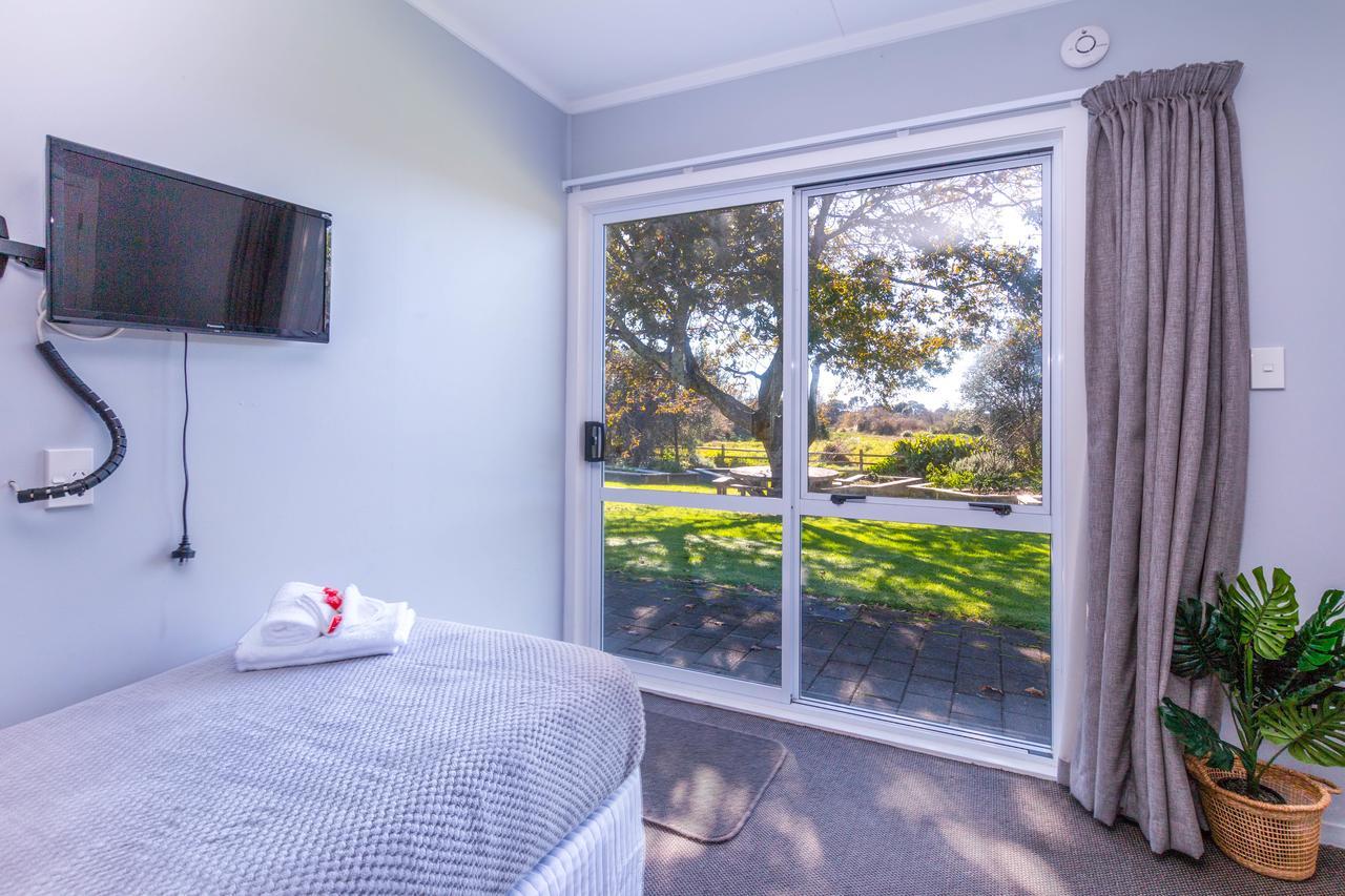 Waihi Beach Hotel Экстерьер фото